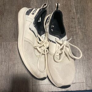 New Balance tennis shoes